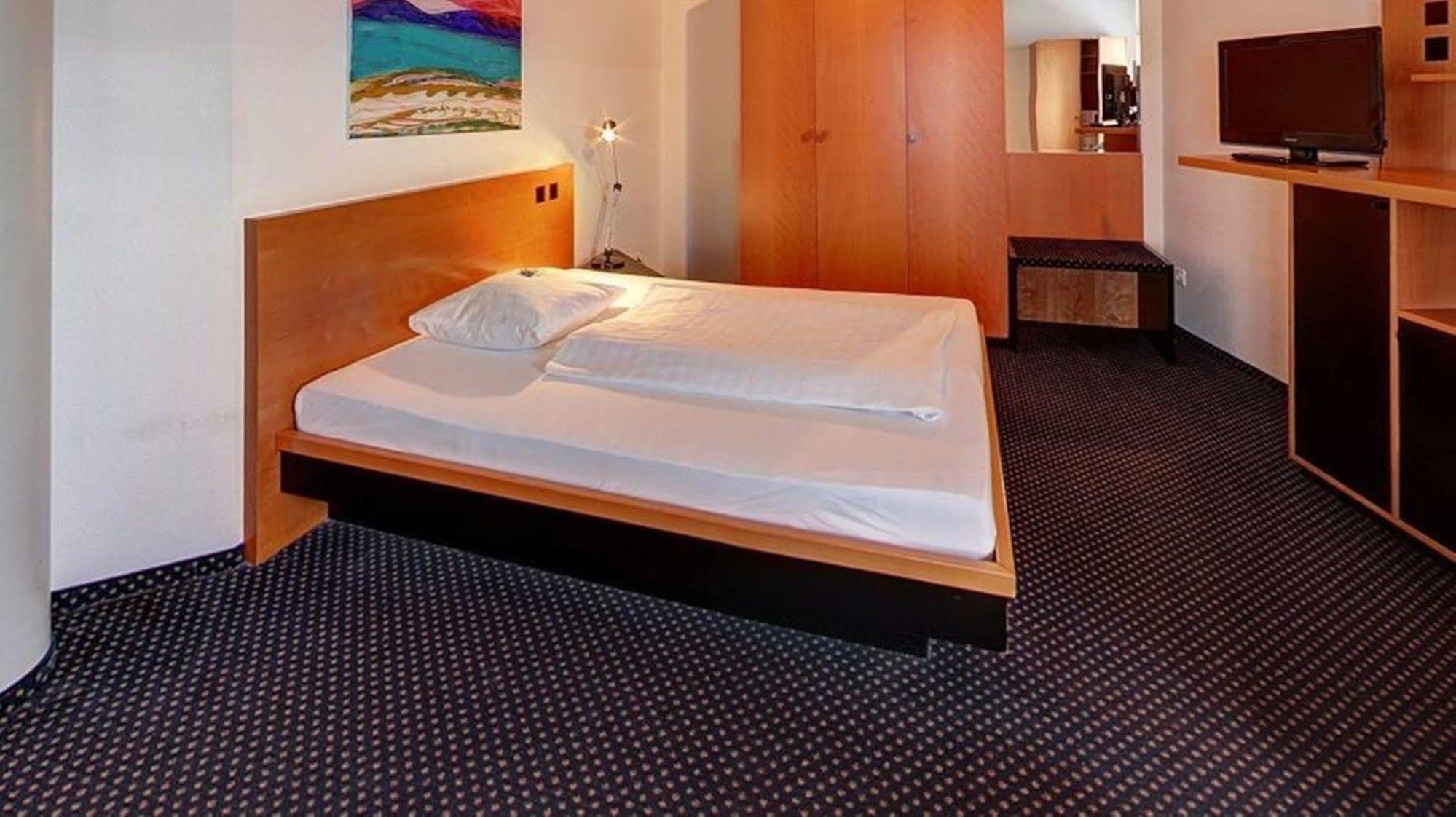 Plaza Suites Ruesselsheim Exterior photo